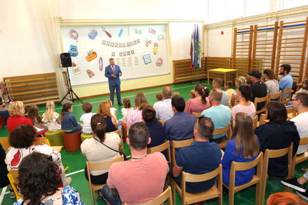 PRVI ŠOLSKI DAN BEGUNJE 09 FOTO LJUBO VUKELIČ